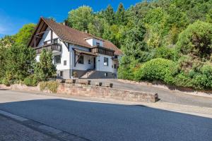 una casa al lado de una carretera en Ferienwohnung Zur frischen Quelle, en EuÃŸerthal