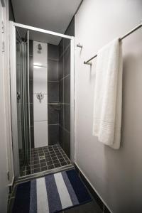baño con ducha y puerta de cristal en CampusKey Cape Town, en Ciudad del Cabo