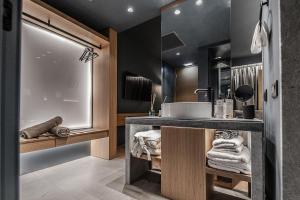 uma casa de banho com um lavatório e um espelho em Magnes Hotel em Volos