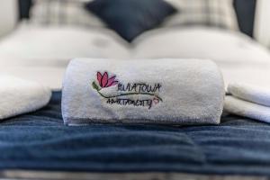ręcznik na łóżku w obiekcie Apartamenty Kwiatowa w Szczawnicy BEZPŁATNY PARKING w mieście Szczawnica