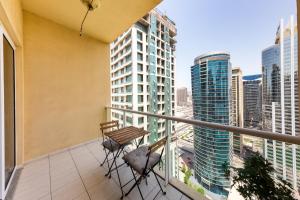 een balkon met 2 stoelen en een tafel op een gebouw bij Spacious Studio with Lake Views - JLT in Dubai