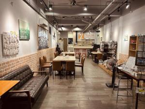 a restaurant with tables and chairs in a room at 淡水民宿-台北Yes Hotel in Tamsui