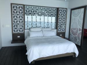 1 dormitorio con 1 cama grande con sábanas blancas en Secret Pool villa Seji en Bise