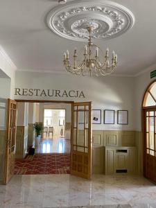 duży pokój z żyrandolem w budynku w obiekcie Hotel Arkadia w Warszawie