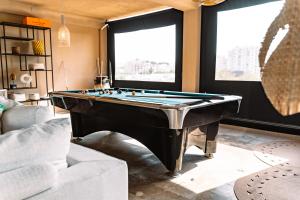 salon ze stołem bilardowym w obiekcie Parco Ibiza, by Camping San Antonio est 1961 w mieście San Antonio