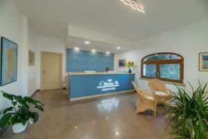 Fantastic Residenza Badus 1 BedRoomApart sleeps 4 plus possible child bed No0815 في باديسي: غرفة انتظار مع مكتب استقبال وكراسي +51 صورة