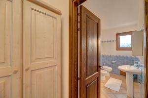 Koupelna v ubytování The Fantastic Residenza Badus two bedroom sleeps six and child num0821 + 18 fotografií