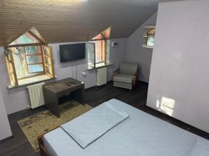 um quarto com uma cama, uma secretária e uma cadeira em Friends Hostel em Chişinău