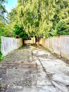 een lege tuin met een hek bij Nice 2 bedroom house in Stowmarket in Stowmarket