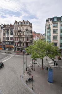 una calle de la ciudad con edificios y un árbol en Smartflats City - Manneken Pis, en Bruselas