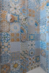 uma casa de banho com chuveiro e azulejos na parede em Montanari Home zona il S. Orsola em Bolonha