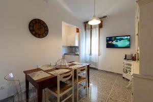 uma cozinha e sala de jantar com mesa e cadeiras em Montanari Home zona il S. Orsola em Bolonha