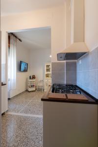uma cozinha com um fogão e uma bancada em Montanari Home zona il S. Orsola em Bolonha