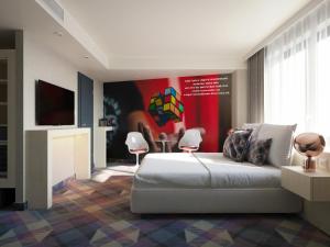 1 dormitorio con 1 cama y TV en Science Hotel, en Szeged