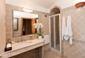 La salle de bains est pourvue d'un lavabo et d'un miroir. dans l'établissement fantastico Baia de Bahas Residence one Bedroom four sleeps child num0884, à Marinella