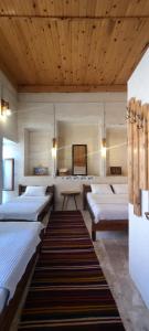 um quarto com quatro camas, uma mesa e um sofá em Taşkıran Boutique Hotel em Şanlıurfa