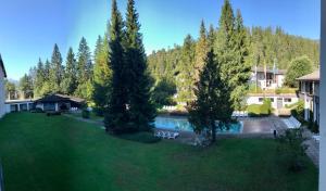 - une vue aérienne sur une cour avec une piscine dans l'établissement Rancho Laaxdeluxe, à Laax