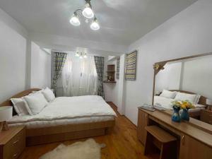 Un pat sau paturi într-o cameră la Vila Tequila Sinaia