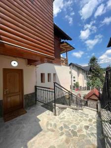 Casa con puerta de madera y balcón en Vila Tequila Sinaia en Sinaia