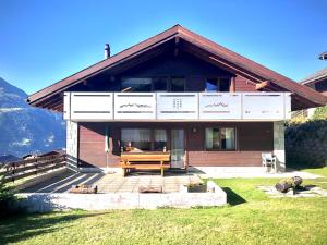 uma casa com uma mesa de piquenique na frente em Chalet Hedy Ferienwohnung em Grächen