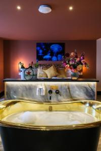Craig Walk Suite في باونيس أون وينديرمير: حمام مع حوض صفراء في الغرفة