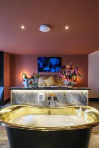 ein Bad mit einer Badewanne in einem Zimmer in der Unterkunft Craig Walk Suite in Bowness-on-Windermere
