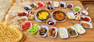 a table topped with lots of different types of food at Taşkıran Boutique Hotel in Urfa