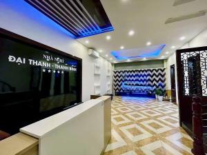 GRAD Dai Thanh Hotel في هانوي: غرفة تذوق مع تلفزيون كبير في غرفة مع ذوق