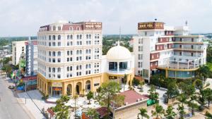eine Luftansicht eines Gebäudes in einer Stadt in der Unterkunft Quê Tôi 2 Hotel in Soc Trang