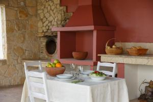 una mesa con tazones de fruta en la cocina en LuimarVenue, en Pano Lefkara