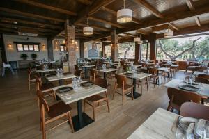 a restaurant with tables and chairs in a room at El Maestrazgo in Xert