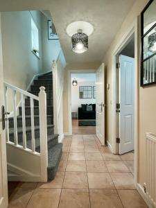 un pasillo de una casa con escaleras y techo en Majestic House - Milton Keynes Serviced Accommodation, en Milton Keynes