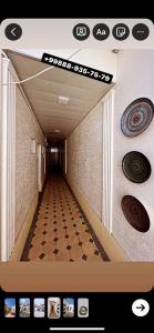 um corredor com um piso xadrez num edifício em Isfandiyor Hotel em Samarkand