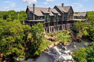 - une vue aérienne sur une grande maison avec une rivière dans l'établissement Grand Bohemian Lodge Greenville, Autograph Collection, à Greenville