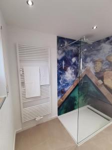 baño con ducha y una pintura en la pared en Ferienwohnung Felsterrasse, en Wasserliesch