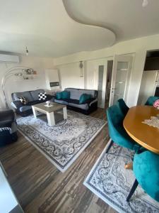 een woonkamer met blauwe meubels en een tafel bij Apartment Balicevac2 Ilidza in Sarajevo