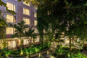 カトマンズにあるHotel Thrive, A Tropical Courtyardの正面に庭園がある建物