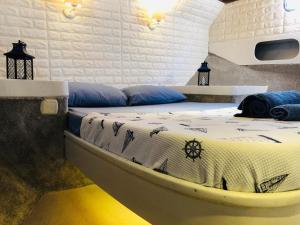 una camera con letto in una camera con una superficie di circa 2,5 m2 di emir timur a Ortaca