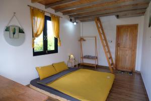 Una cama o camas en una habitación de Nhà Mình Homestay