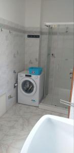 lavatrice in bagno con doccia di House by the Garden a Marrùbiu