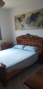 - une chambre avec un grand lit et une carte murale dans l'établissement House by the Garden, à Marrùbiu