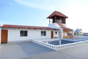 a house with a swimming pool on the roof at Amayaa Courtyard Homestay in Hassan