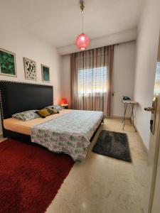 Giường trong phòng chung tại S+1 propre à manzah 7 bis