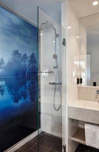 La salle de bains est pourvue d'une douche et d'un lavabo. dans l'établissement Marholmen, à Norrtälje
