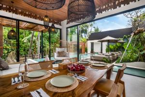 - une salle à manger avec une table dans une villa dans l'établissement Sarang Cocoon Villa Ubud by BaliSuperHost, à Ubud