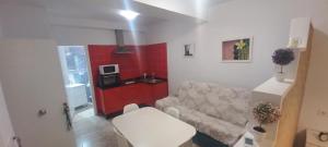 sala de estar con sofá y pared roja en Antonio Fernández Playa, en Conil de la Frontera
