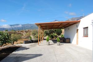 a patio with a wooden pergola and potted plants at Casa El Cuarto con preciosas vistas en Candelaria in Candelaria