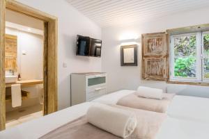 Ένα ή περισσότερα κρεβάτια σε δωμάτιο στο Rabaçal Nature Spot Cottage +4 φωτογραφίες