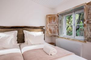 1 Schlafzimmer mit 2 Betten und einem Fenster in der Unterkunft Rabaçal Nature Spot Cottage in Estreito da Calheta