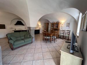 een woonkamer met een bank en een tafel bij Trilocale Giustino Vadaione in Giustino